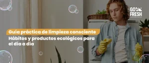 Persona limpiando con productos ecológicos biodegradables en el hogar