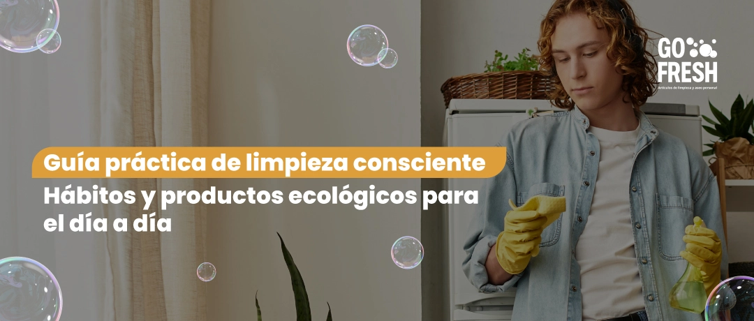 Persona limpiando con productos ecológicos biodegradables en el hogar