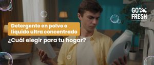 Hombre comparando detergente en polvo y líquido ultra concentrado Go Fresh en casa.