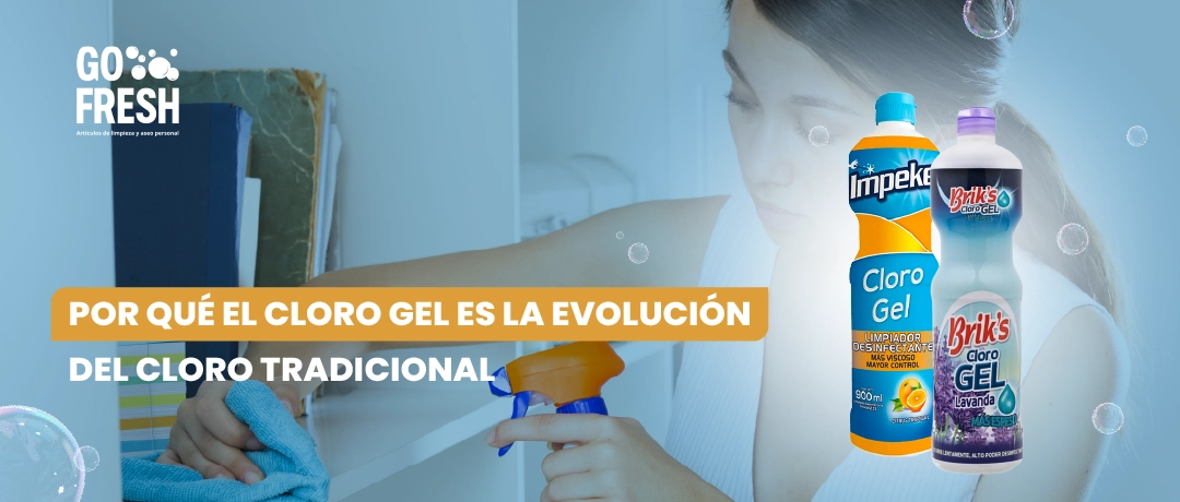 Persona limpiando con cloro gel junto a productos Brik’s e Impeke, representando limpieza moderna y eficiente.